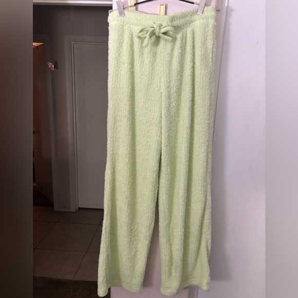 Excellent condition Hippie Rose
Cozy Light Green Fuzzy Lounge Set, size M - Picture 3 of 11